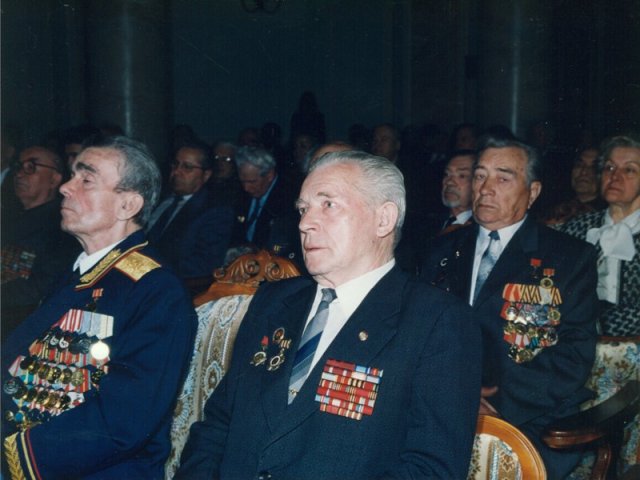 Генерал П.В.Куревин, В.П.Сёмин, Герой Советского Союза М.А.Булатов. 2000