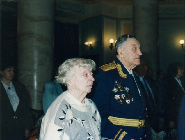Генерал-лейтенант С.Е.Попов с супругой. 2000