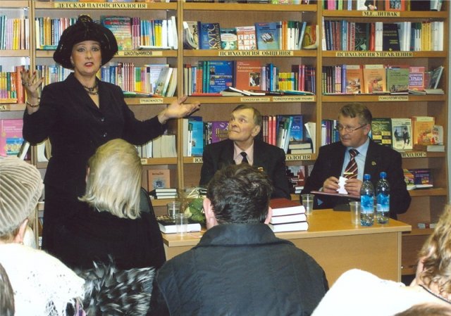 Писатель Ю.В.Бондарев и народная арптистка РСФСР З.М.Кириенко. 2005