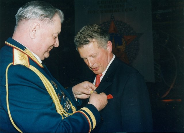 Председатель Московского комитета ветеранов войны И.А.Слухай и С.М.Семёнов. 2000