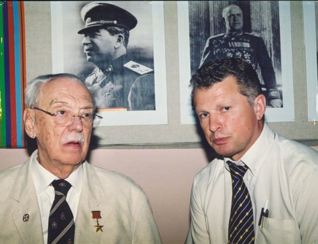 С.В.Михалков и С.М.Семёнов в Комитете ветеранов войны. 2000
