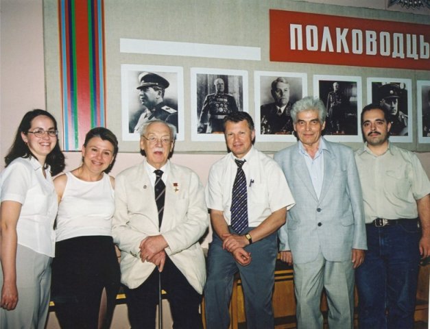 С.В.Михалков с авторами-сотрудниками Биографического Центра. 2002